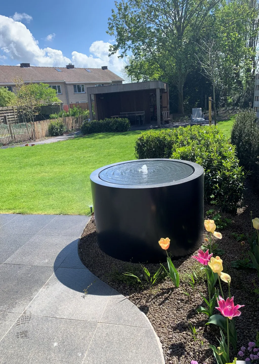 Totale tuinaanleg met kleine waterpartij Veurne door stijn lycke