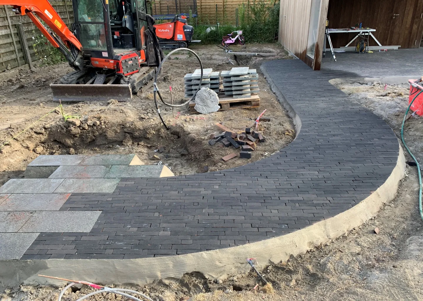 Totale tuinaanleg met kleine waterpartij Veurne door stijn lycke