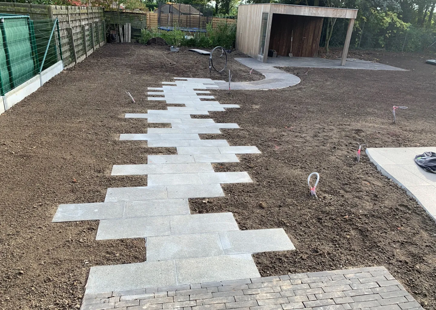 Totale tuinaanleg met kleine waterpartij Veurne door stijn lycke