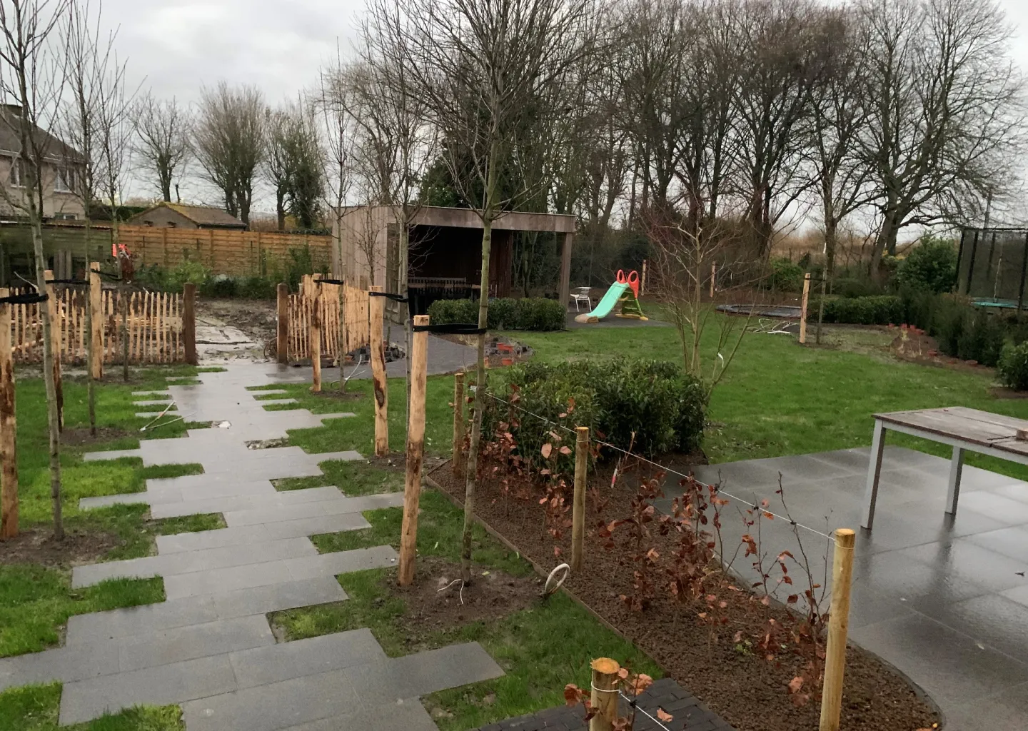 Totale tuinaanleg met kleine waterpartij Veurne door stijn lycke