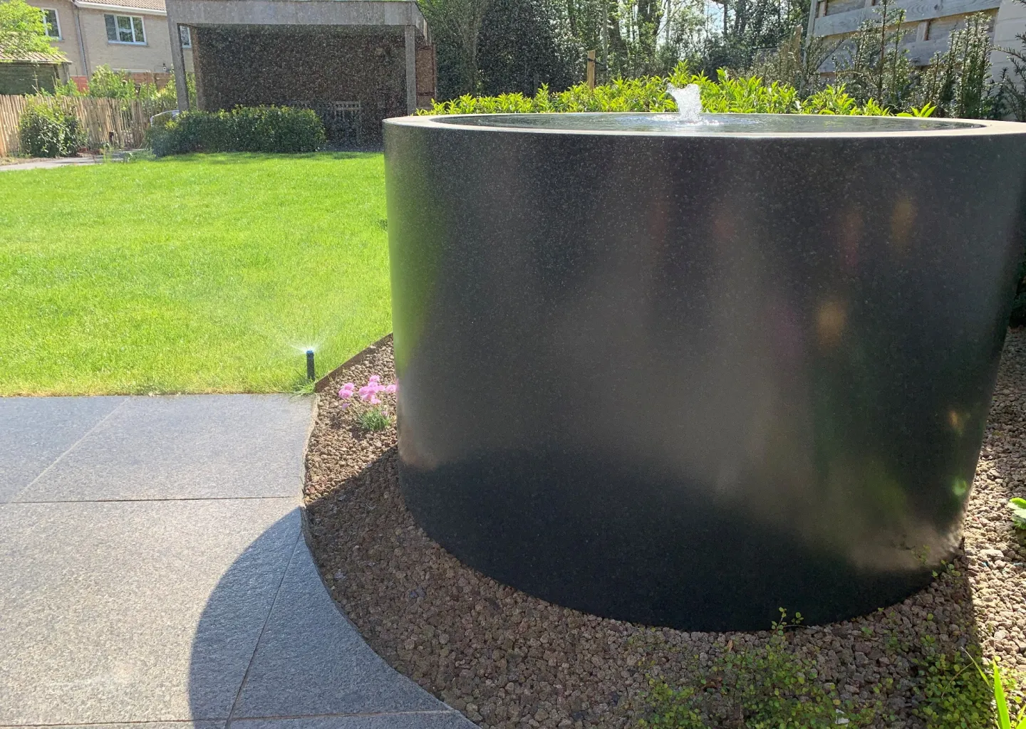 Totale tuinaanleg met kleine waterpartij Veurne door stijn lycke